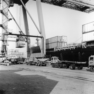 171551 Afbeelding van de overslag van containers op de Europe Container Terminals (E.C.T.) in de Eemhaven te Rotterdam.